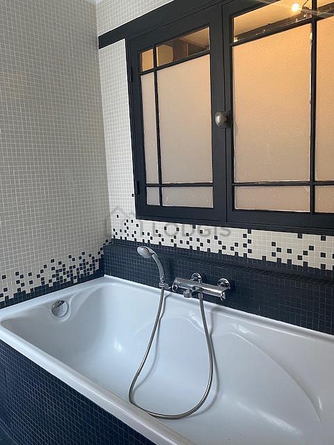 Agréable salle de bain très claire avec du carrelage au sol
