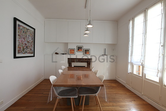 Superbe salle à manger avec du parquet au sol pouvant accueillir jusqu'à 6 convives