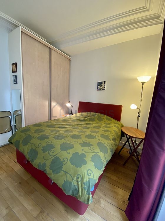 Chambre avec fenêtres
