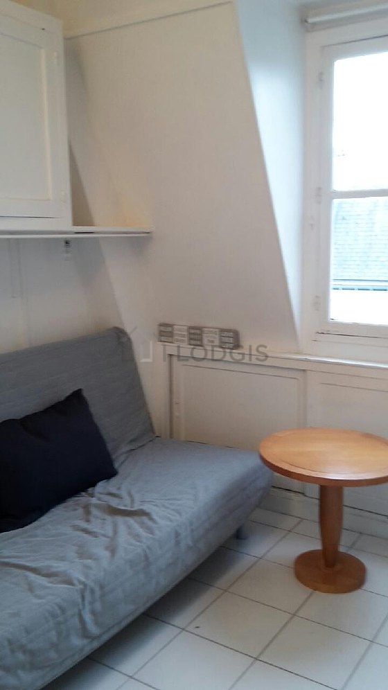 Séjour équipé de 1 canapé(s) lit(s) de 140cm, canapé, table basse, placard