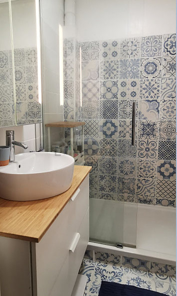 Beautiful and bright bathroom with tile floor