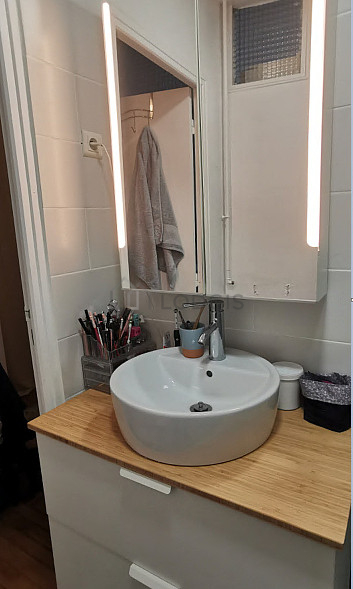 Salle de bain équipée de lave linge, sèche linge