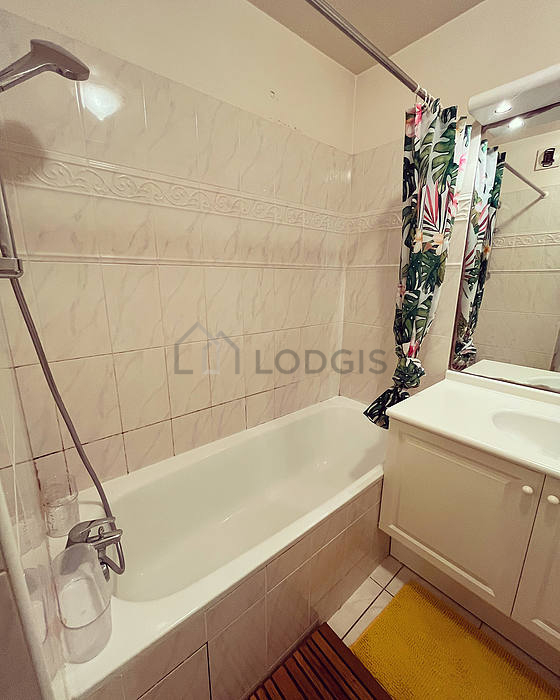 Salle de bain équipée de placard