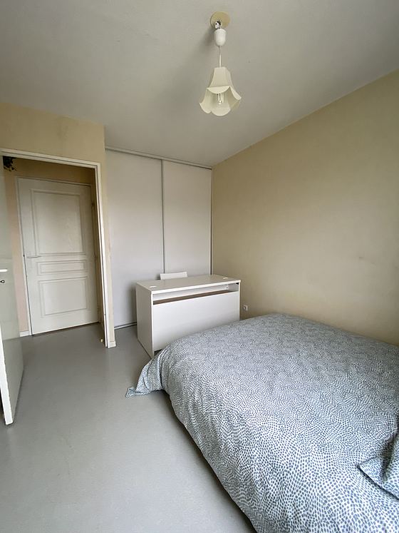 Chambre avec fenêtres