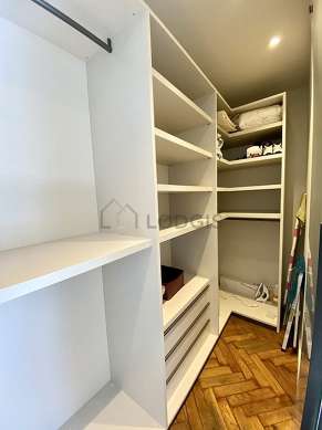 Great dressing-room serviced with : wardrobe, shelves