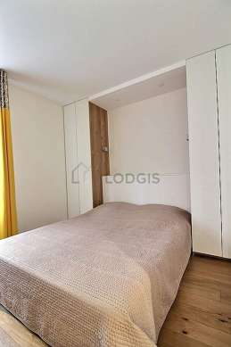 Very bright bedroom equipped with storage space, cupboard