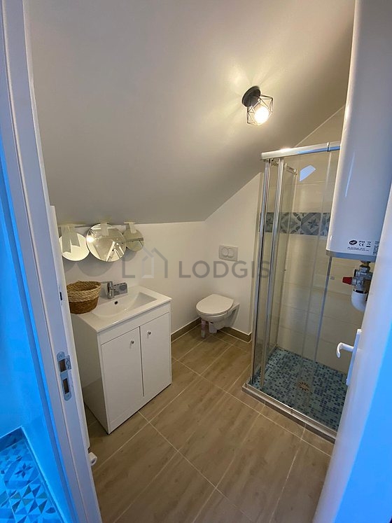 Agréable salle de bain très claire avec du parquet au sol