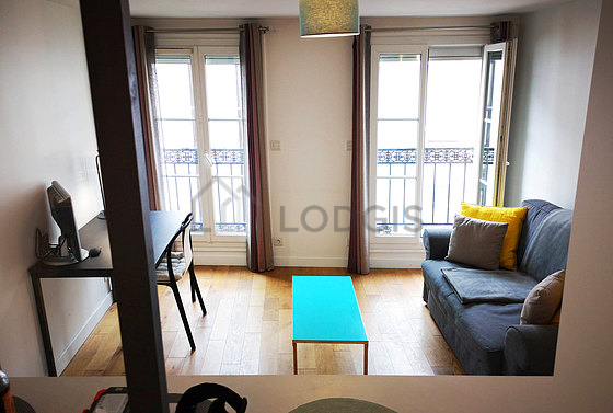 Salon avec du parquet au sol