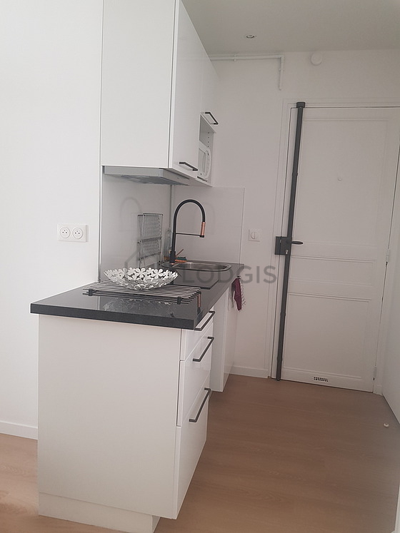Belle cuisine avec du parquet au sol