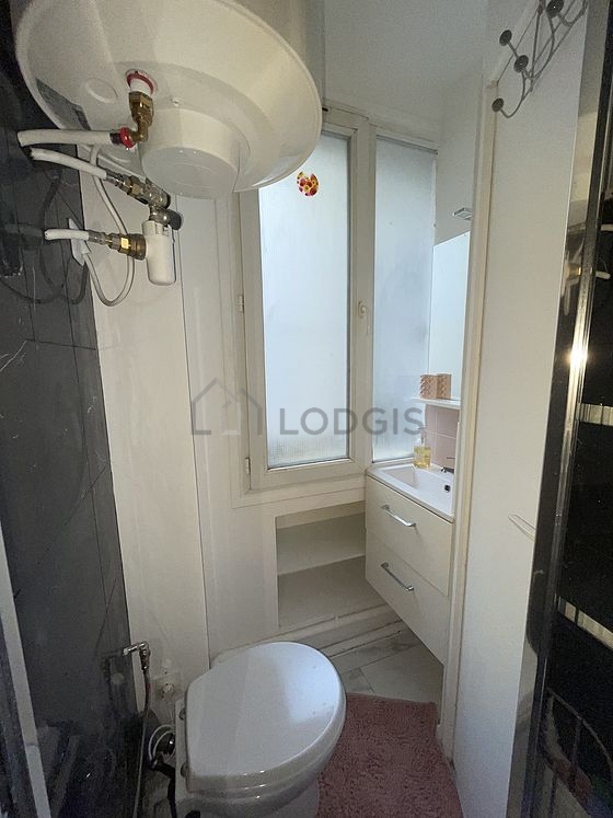 Pleasant and very bright bathroom with tile floor