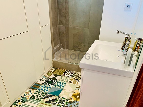 Agréable salle de bain très claire avec du carrelage au sol