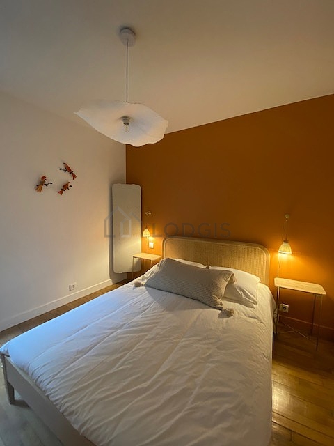 Chambre avec du parquet au sol