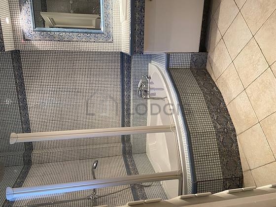 Agréable salle de bain très claire avec du carrelage au sol