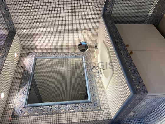 Salle de bain équipée de lave linge, serviettes de bain