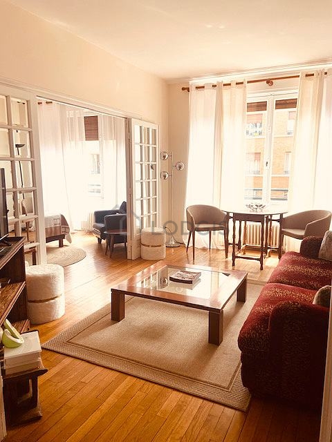 Salon avec du parquet au sol