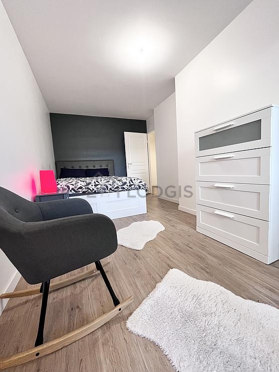 Chambre avec fenêtres