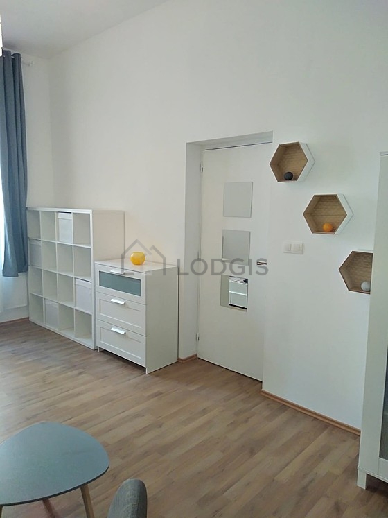 Grand salon de 24m² avec du parquet au sol
