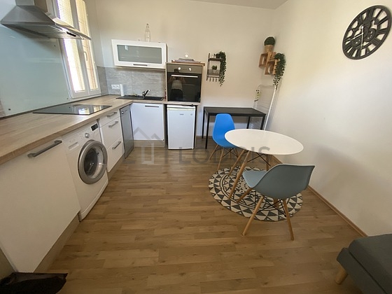Cuisine équipée de lave linge, réfrigerateur, hotte