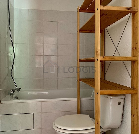 Agréable salle de bain très claire avec du carrelage au sol