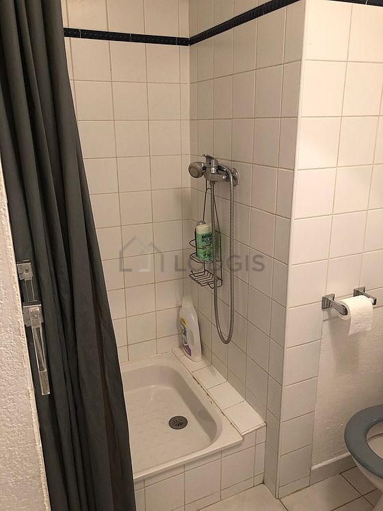 Salle de bain équipée de douche séparée