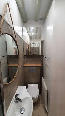 Salle de bain équipée de lave linge, sèche linge, etagère