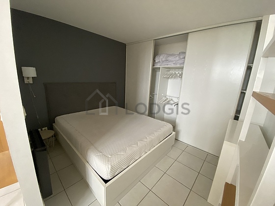 Chambre avec fenêtres
