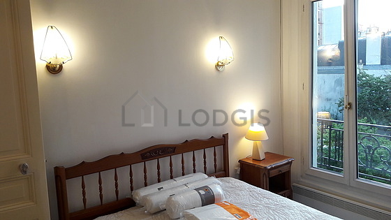 Chambre avec fenêtres double vitrage