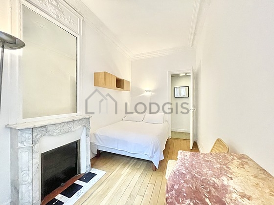 Chambre avec fenêtres