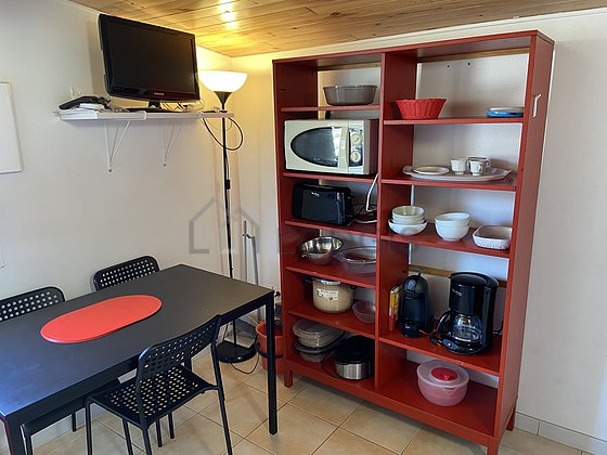 Living room of 12m² with tile floor