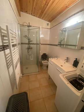 Agréable salle de bain très claire avec du carrelageau sol