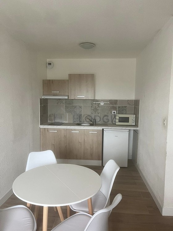 Kitchenopens on the living room