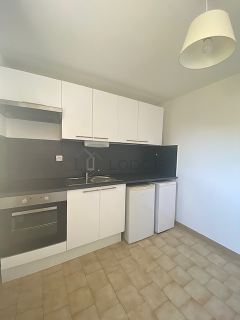 Kitchen equipped with washing machine, refrigerator, extractor hood, crockery