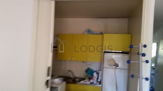 Kitchenopens on the living room