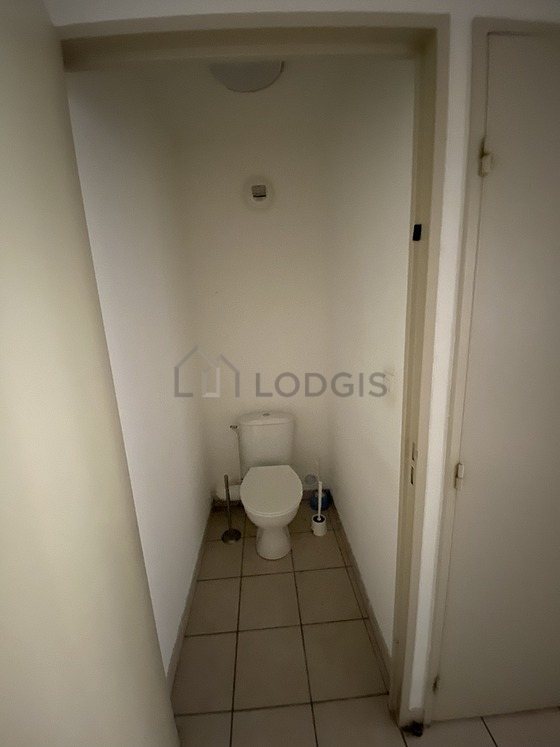 Toilettes indépendantes de la salle d'eau