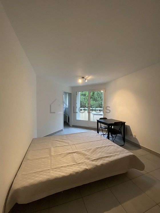 Séjour très calme équipé de 1 lit(s) de 160cm, table à manger, placard, 1 chaise(s)