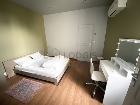 Chambre avec fenêtres