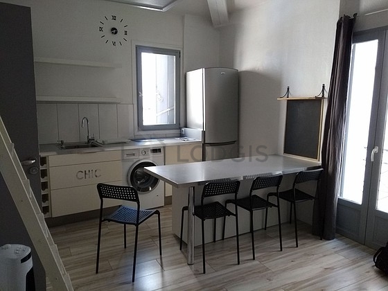 Kitchenopens on the living room