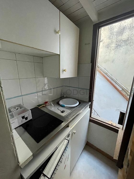Kitchenopens on the living room