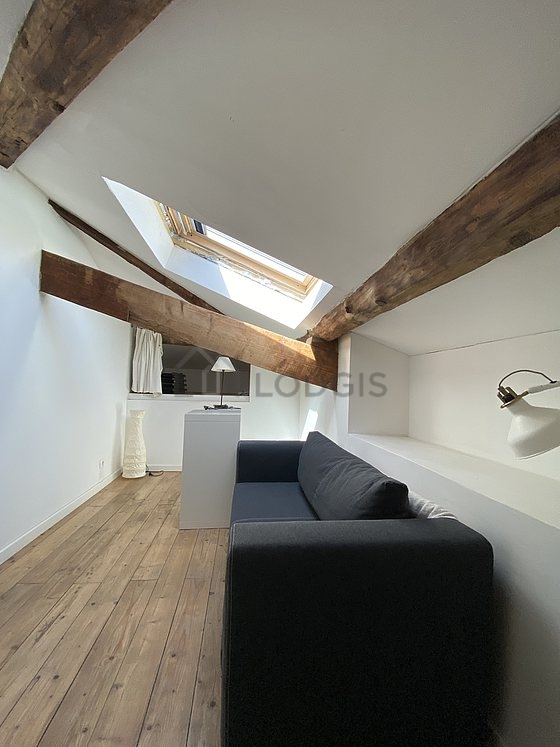 Mezzanine of 2m² with a high ceiling 
