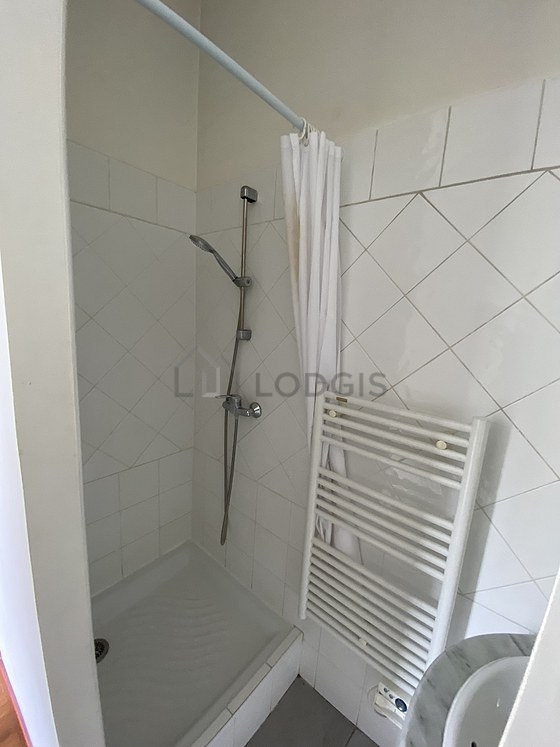 Bathroom equipped with separate shower, towel drying radiator