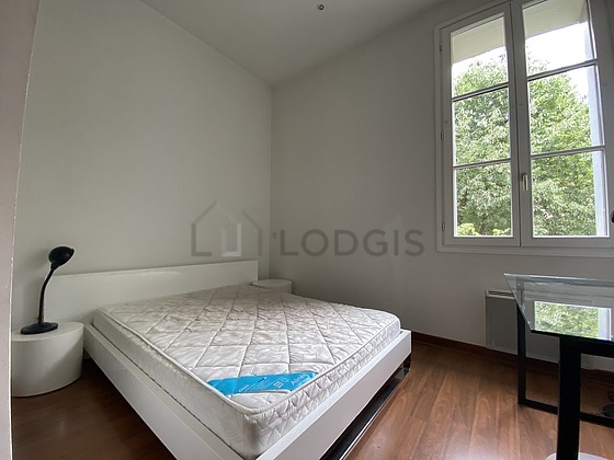 Chambre de 9m² avec du parquet au sol