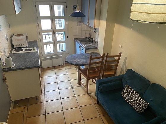 Living room of 11m² with tile floor
