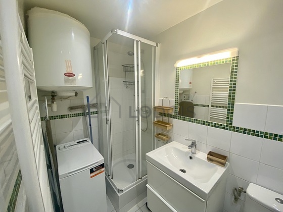 Salle de bain très claire avec du carrelage au sol