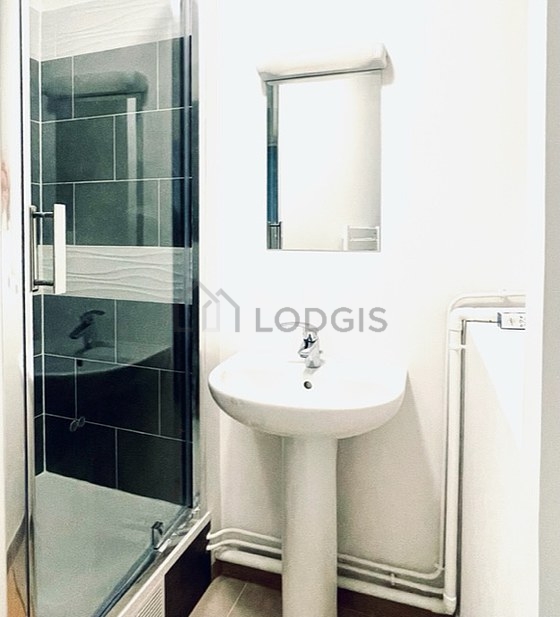 Agréable salle de bain très claire avec du carrelage au sol