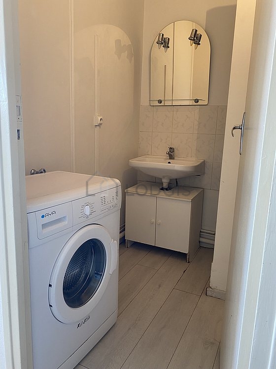 Salle de bain équipée de lave linge