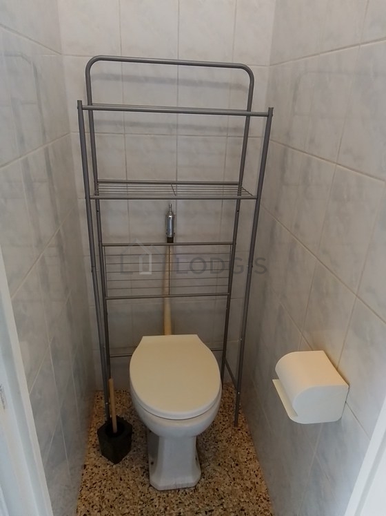 Toilettes indépendantes de la salle d'eau