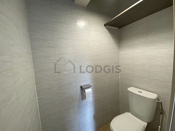 Toilettes indépendantes de la salle d'eau