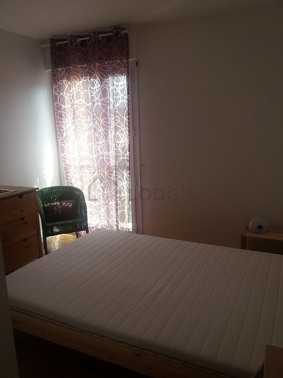 Chambre avec fenêtres