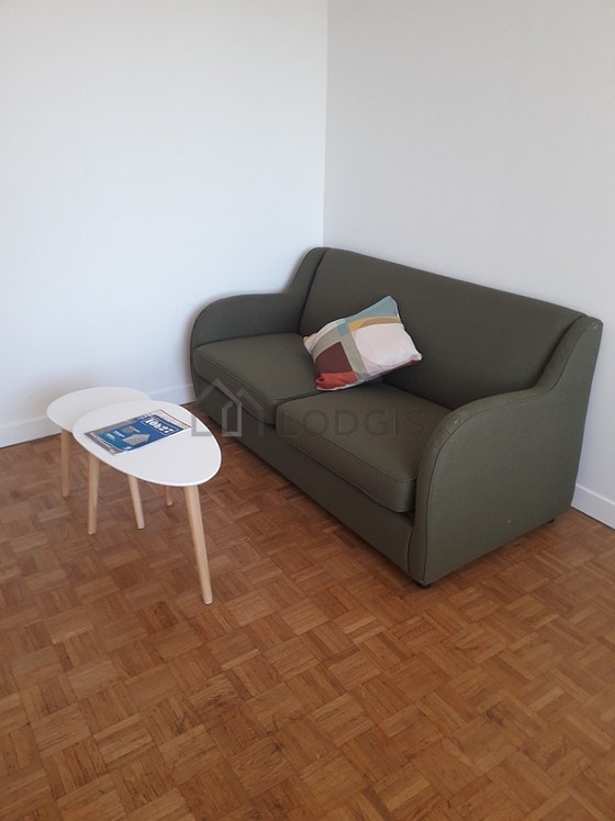 Salon de 15m² avec du parquet au sol
