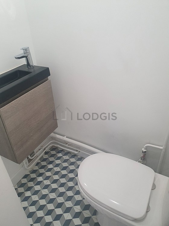 Toilettes indépendantes de la salle d'eau
